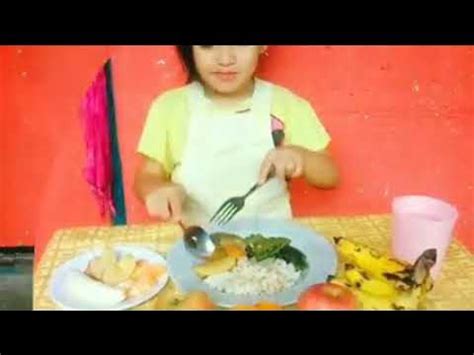 ang batang mabait dapat kumakain ng gulay at prutas para lumakas.